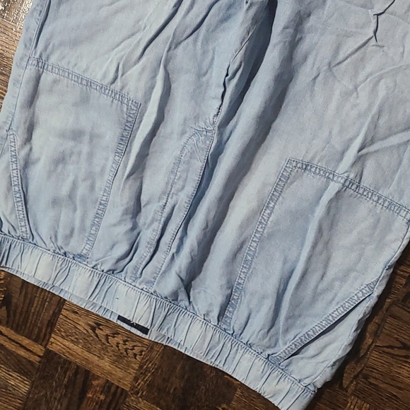 American Eagle loose fit will fit Large or X-Large woman - Picture 3 of 10